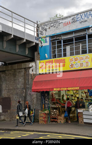 Kleine Unternehmen unter den Bögen mit Bahn und S-Bahn Station, neu entwickelt werden Luxus Gehäuse und neue Geschäfte in Peckham, Lo zu bauen Stockfoto