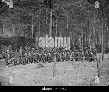 . [Petersburg, Virginia Company F, 114 Pennsylvania Infanterie (zouaven) mit aufgepflanztem Bajonett]. Foto von der östlichen Kriegsschauplatz, der Belagerung von Petersburg, Juni 1864 - April 1865.. April 1864 2 Unternehmen F, 114 Pennsylvania Infanterie Stockfoto