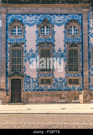 Traditionelle historische Fassade in Porto verziert mit blauen handgemalten Zinn-glasierte Fliesen, Porto, Portugal Stockfoto