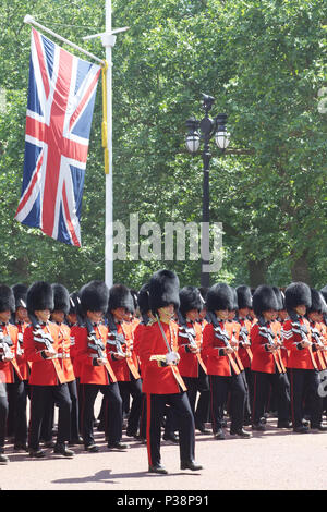 Die Scots Guards nach unten marschieren die Mall für die die Farbe London 2018 Stockfoto