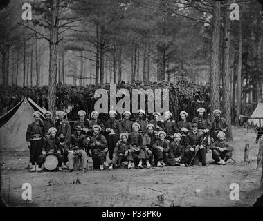 . [Petersburg, Virginia Firma H, 114 Pennsylvania Infanterie (zouaven)]. Foto aus der östlichen Kriegsschauplatz, der Belagerung von Petersburg, Juni 1864 - April 1865.. April 1864 2 Unternehmen H, 114 Pennsylvania Infanterie Stockfoto