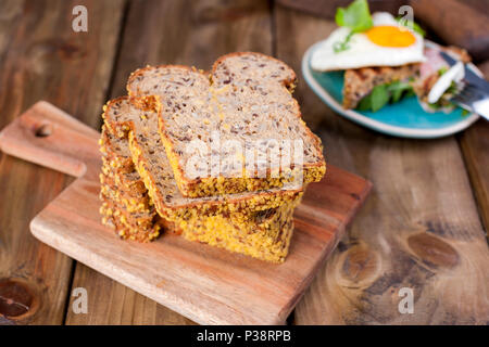 Brot mit Samen. gesundes Essen. Gutes Frühstück. Platz kopieren Stockfoto