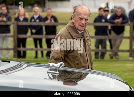 Der Herzog von Edinburgh kommt die Cartier Trophy an den Guards Polo Club, Windsor Great Park, Surrey zu besuchen. Stockfoto