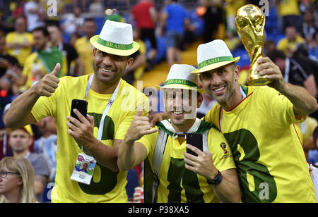 Rostov, Russland, 17. Juni 2018. Fans von Brasilien jubeln vor einer Gruppe E Match zwischen Brasilien und der Schweiz, bei der FIFA Fußball-Weltmeisterschaft 2018 in Rostow-am-Don, Russland, 17. Juni 2018. Credit: Chen Yichen/Xinhua/Alamy leben Nachrichten Stockfoto