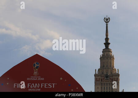 Luzhniki Stadion, Moskau, Russland. 17 Juni, 2018. FIFA Fußball-WM, Gruppe F, Deutschland gegen Mexiko; die FIFA Fan Fest an der Staatlichen Universität Moskau während des Spiels Credit: Aktion plus Sport/Alamy leben Nachrichten Stockfoto