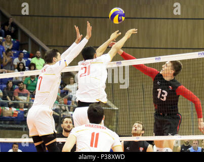 Varna, Bulgarien. 17. Juni 2018. Von links Kevin TILLIE (Frankreich), Barthelemy CHINENYEZE (Frankreich), Ryley BARNES (Kanada). mens Volleyball Nationen Liga, Woche 4, Kanada vs Frankreich, Palast der Kultur und Sport, Varna/Bulgarien, 17. Juni 2018, der vierte der 5 Wochenenden der ersten Runde in der neu etablierten mens Volleyball Nationas Liga erfolgt in Varna/Bulgarien. Quelle: Wolfgang Fehrmann/ZUMA Draht/Alamy leben Nachrichten Stockfoto