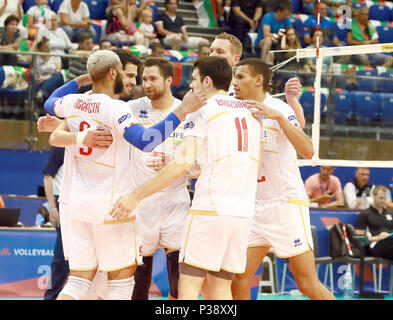 Varna, Bulgarien. 17. Juni 2018. Die Freude der französischen Mannschaft, die in der Mitte Kevin TILLIE (Frankreich). mens Volleyball Nationen Liga, Woche 4, Kanada vs Frankreich, Palast der Kultur und Sport, Varna/Bulgarien, 17. Juni 2018, der vierte der 5 Wochenenden der ersten Runde in der neu etablierten mens Volleyball Nationas Liga erfolgt in Varna/Bulgarien. Quelle: Wolfgang Fehrmann/ZUMA Draht/Alamy leben Nachrichten Stockfoto