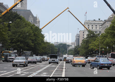 Washington, USA. 17 Juni, 2018. Die Fortsetzung von 2017 die Wonder Woman hat die Dreharbeiten rund um das Washington, DC Bereich wurde im Juni dieses Jahres. Hier sehen wir Teil von Pennsylvania Avenue für Dreharbeiten, Blick nach Westen von der 7th Street geschlossen. Oldtimer, die bis 1984, dem Zeitraum der Fortsetzung, kann auf der Straße gesehen werden. Credit: Evan Golub/ZUMA Draht/Alamy leben Nachrichten Stockfoto