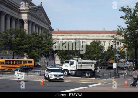 Washington, USA. 17 Juni, 2018. Die Fortsetzung von 2017 die Wonder Woman hat die Dreharbeiten rund um das Washington, DC Bereich wurde im Juni dieses Jahres. Hier sehen wir Teil von Pennsylvania Avenue für Dreharbeiten, Richtung Westen ab dem 7. Straße geschlossen. Die National Archives Gebäude werden können finden Sie auf der linken Seite. Oldtimer, die bis 1984, dem Zeitraum der Fortsetzung, kann auf der Straße im Hintergrund zu sehen. Credit: Evan Golub/ZUMA Draht/Alamy leben Nachrichten Stockfoto