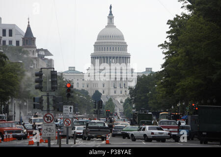 Washington, USA. 17 Juni, 2018. Die Fortsetzung von 2017 die Wonder Woman hat die Dreharbeiten rund um das Washington, DC Bereich wurde im Juni dieses Jahres. Hier sehen wir Teil von Pennsylvania Avenue für Dreharbeiten, nach Osten in Richtung Capitol Gebäude, im Hintergrund zu sehen. Credit: Evan Golub/ZUMA Draht/Alamy leben Nachrichten Stockfoto