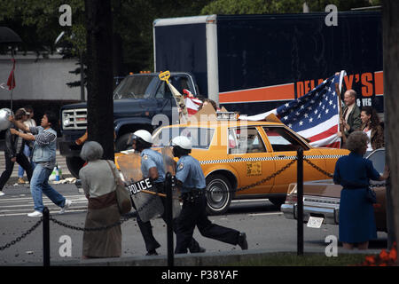 Washington, USA. 17 Juni, 2018. Die Fortsetzung von 2017 die Wonder Woman hat die Dreharbeiten rund um das Washington, DC Bereich wurde im Juni dieses Jahres. Hier sehen wir eine Szene auf der Pennsylvania Avenue vorbei an den nationalen Archiven Gebäude. Es erscheinen die Demonstranten werden, einige mit einem großen amerikanischen Flagge, sowie Polizei ausgeführt wird. Ein Vintage Taxi und braun Limousine, die bis 1984, dem Zeitraum der Fortsetzung, kann auf der Straße gesehen werden. Credit: Evan Golub/ZUMA Draht/Alamy leben Nachrichten Stockfoto