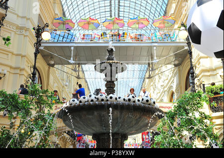 Moskau, Russland. 17 Juni, 2018. Innenraum der Kaufhaus GUM, Moskau, Russland am 17. Juni 2018. Credit: Krasnevsky/Alamy leben Nachrichten Stockfoto