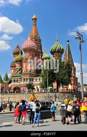 Moskau, Russland. 17 Juni, 2018. Fußball-Fans auf der Straße von Moskau, Russland am 17. Juni 2018. Credit: Krasnevsky/Alamy leben Nachrichten Stockfoto