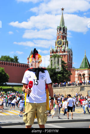 Moskau, Russland. 17 Juni, 2018. Fan von Deutschland in den Straßen von Moskau, Russland am 17. Juni 2018. Credit: Krasnevsky/Alamy leben Nachrichten Stockfoto