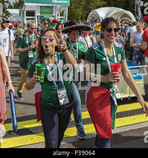 Moskau, Moskau, Russland. 17 Juni, 2018. Fans der Nationalmannschaft von Mexiko feiern den Sieg über die Deutsche Nationalmannschaft mit dem Ergebnis 1:0 Quelle: Alexey Bychkov/ZUMA Draht/Alamy leben Nachrichten Stockfoto