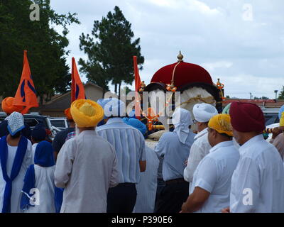 Dallas, USA. 17. Juni 2018. Die Sikh Festival war im Sikh-tempel in Garland, Tx statt. Die Veranstaltung wird jährlich jeweils im Juni, wenn der Tempel der Erinnerung des Fünften Guru oder gurpurab Festival feiert. Credit: dallaspaparazzo/Alamy leben Nachrichten Stockfoto