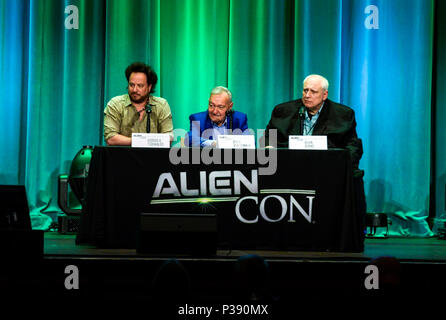 Pasadena, Kalifornien, 16. Juni 2018, feiern der Star der Antike Aliens Giorgio Tsoukalos und der Produzent Kevin Burns mit Erich von Daniken den 50. Jahrestag des Buches Chariots der Götter auf der AlienCon Day 2. Sie beendeten die Sitzung und beantworteten Fragen vor dem Publikum. Quelle: Ken Howard Images/Alamy Live News Stockfoto