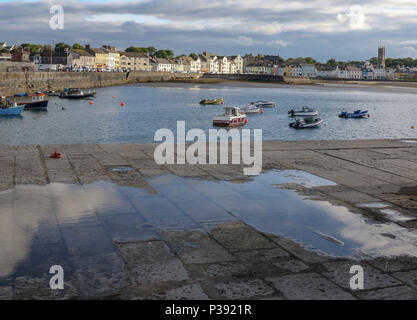 Donaghadee County Down, Nordirland. 17. Juni 2018. UK Wetter - nach einer überwiegend bewölkten Tag mit Duschen, es gab ein paar kurze Perioden der Sonne spät in den Tag. Donaghadee Hafen erleuchtet von Sonnenschein. Quelle: David Hunter/Alamy Leben Nachrichten. Stockfoto