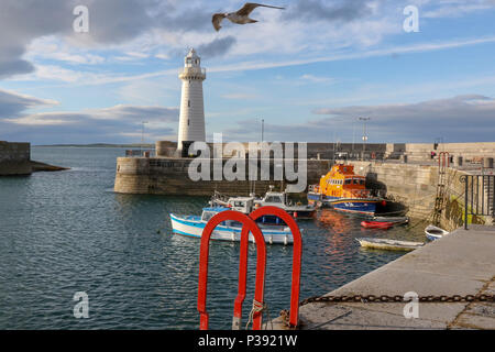 Donaghadee County Down, Nordirland. 17. Juni 2018. UK Wetter - nach einer überwiegend bewölkten Tag mit Duschen, es gab ein paar kurze Perioden der Sonne spät in den Tag. Spät Sonnenschein leuchten Donaghadee Hafen und Leuchtturm. Quelle: David Hunter/Alamy Leben Nachrichten. Stockfoto