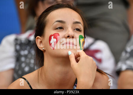 Rostov am Don, Russland. 17 Juni, 2018. Ventilator, Fußballfan, Frau, weiblich. Brasilien (BRA) - Schweiz (SUI) 1-1, Vorrunde, Gruppe E, Spiel 09, am 17.06.2018 in Rostow-am-Don, Rostov Arena. Fußball-WM 2018 in Russland vom 14.06. - 15.07.2018. | Verwendung der weltweiten Kredit: dpa/Alamy leben Nachrichten Stockfoto