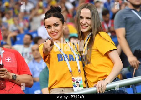 Rostov am Don, Russland. 17 Juni, 2018. russische Frauen mit Brasilien T-Shirts, Fan, Fußball fan, Frau, weiblich. Brasilien (BRA) - Schweiz (SUI) 1-1, Vorrunde, Gruppe E, Spiel 09, am 17.06.2018 in Rostow-am-Don, Rostov Arena. Fußball-WM 2018 in Russland vom 14.06. - 15.07.2018. | Verwendung der weltweiten Kredit: dpa/Alamy leben Nachrichten Stockfoto