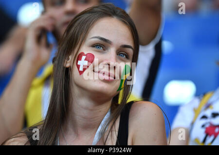 Rostov am Don, Russland. 17 Juni, 2018. Ventilator, Fußballfan, Frau, weiblich. Brasilien (BRA) - Schweiz (SUI) 1-1, Vorrunde, Gruppe E, Spiel 09, am 17.06.2018 in Rostow-am-Don, Rostov Arena. Fußball-WM 2018 in Russland vom 14.06. - 15.07.2018. | Verwendung der weltweiten Kredit: dpa/Alamy leben Nachrichten Stockfoto