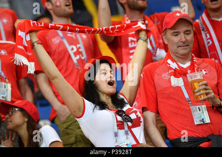 Rostov am Don, Russland. 17 Juni, 2018. Schweizer Ventilator, Fußballfan, Frau, weiblich. Brasilien (BRA) - Schweiz (SUI) 1-1, Vorrunde, Gruppe E, Spiel 09, am 17.06.2018 in Rostow-am-Don, Rostov Arena. Fußball-WM 2018 in Russland vom 14.06. - 15.07.2018. | Verwendung der weltweiten Kredit: dpa/Alamy leben Nachrichten Stockfoto