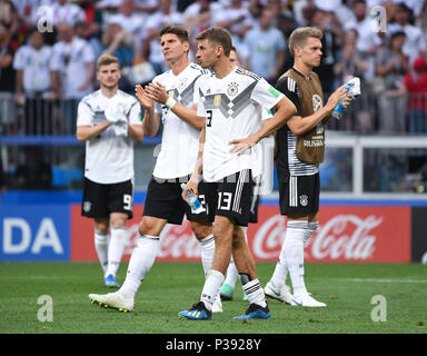 Nach dem Ende des Spiels Mario Gomez (Deutschland), Thomas Müller (Deutschland) und Matthias Ginter (Deutschland) verabschieden sich die Fans. GES/fussball/Wm 2018 Russland: Deutschland - Mexiko, 17.06.2018 GES/fussball/fussball/WM 2018 Russland: Deutschland vs Mexiko, Moskau, 17. Juni 2018 | Verwendung weltweit Stockfoto