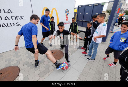 Los Angeles, USA. 17 Juni, 2018. Fußball-Fans spielen während der FIFA WM 2018 viewing Party in Los Angeles, USA, am 17. Juni 2018. Credit: Zhao Hanrong/Xinhua/Alamy leben Nachrichten Stockfoto