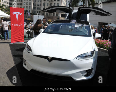 Beverly Hills, USA. 17 Jun, 2018. Einen Überblick über die Atmosphäre von Tesla Auto an den 25. Jahrestag Rodeo Drive Concours d'Elegance Ereignis am 17. Juni 2018 am Rodeo Drive in Beverly Hills, Kalifornien. Foto von Barry King/Alamy leben Nachrichten Stockfoto