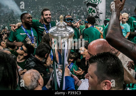 Athen, Griechenland. 17 Juni, 2018. Spieler Panathinaikos' feiern mit der Trophäe, nachdem er die Griechische Warenkorb Liga Meisterschaft Finale zwischen Panathinaikos und Olympiakos Piräus im Olympischen Stadion Basketball Arena in Athen, Griechenland, 17. Juni 2018. Credit: Panagiotis Moschandreou/Xinhua/Alamy leben Nachrichten Stockfoto