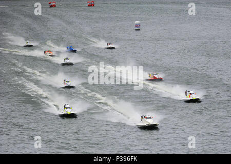 London, Großbritannien. 17 Juni, 2018. Konkurrenten racing entlang Royal Victoria Dock während der UIM F1 H2O London Grand Prix, Teil der UIM F1 H2O Weltmeisterschaft am Royal Victoria Dock, London, UK die UIM F1 H2O World Championship ist eine Serie von internationalen Motorbootrennen Veranstaltungen, Einsitzer, geschlossenen Cockpit, Katamarane, die Rennen um eine küstennahe Stromkreis von rund 2 km mit Geschwindigkeiten von bis zu 136 mph/220 km/h. Quelle: Michael Preston/Alamy leben Nachrichten Stockfoto