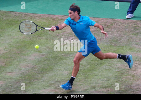 Stuttgart, Deutschland. 16 Juni, 2018. Stuttgart, 11. -17. Juni 2018: Mercedes Cup - Stuttgart - 2018 Roger Federer (SUI) vs Nick Kyrgios (AUS) // Roger Federer (SUI) handeln. Einzelnes Bild. Ausschneiden. | Verwendung der weltweiten Kredit: dpa/Alamy leben Nachrichten Stockfoto
