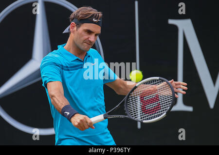 Stuttgart, Deutschland. 16 Juni, 2018. Stuttgart, 11. -17. Juni 2018: Mercedes Cup - Stuttgart - 2018 Roger Federer (SUI) vs Nick Kyrgios (AUS) // Roger Federer (SUI) handeln. Einzelnes Bild. | Verwendung der weltweiten Kredit: dpa/Alamy leben Nachrichten Stockfoto