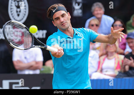 Stuttgart, Deutschland. 16 Juni, 2018. Stuttgart, 11. -17. Juni 2018: Mercedes Cup - Stuttgart - 2018 Roger Federer (SUI) vs Nick Kyrgios (AUS) // Roger Federer (SUI) handeln. Einzelnes Bild. | Verwendung der weltweiten Kredit: dpa/Alamy leben Nachrichten Stockfoto