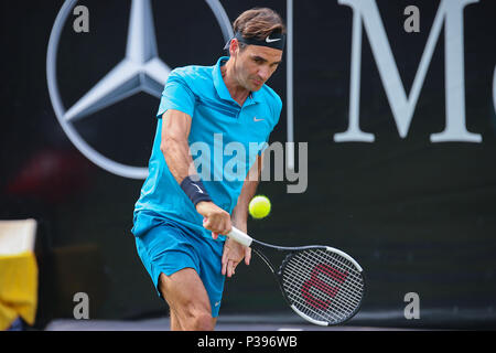 Stuttgart, Deutschland. 16 Juni, 2018. Stuttgart, 11. -17. Juni 2018: Mercedes Cup - Stuttgart - 2018 Roger Federer (SUI) vs Nick Kyrgios (AUS) // Roger Federer (SUI) handeln. Einzelnes Bild. | Verwendung der weltweiten Kredit: dpa/Alamy leben Nachrichten Stockfoto