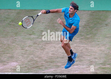 Stuttgart, Deutschland. 16 Juni, 2018. Stuttgart, 11. -17. Juni 2018: Mercedes Cup - Stuttgart - 2018 Roger Federer (SUI) vs Nick Kyrgios (AUS) // Roger Federer (SUI) handeln. Einzelnes Bild. Ausschneiden. | Verwendung der weltweiten Kredit: dpa/Alamy leben Nachrichten Stockfoto