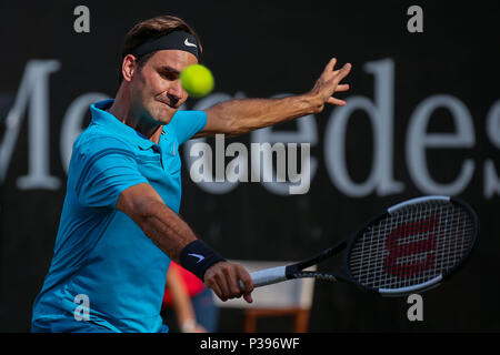 Stuttgart, Deutschland. 16 Juni, 2018. Stuttgart, 11. -17. Juni 2018: Mercedes Cup - Stuttgart - 2018 Roger Federer (SUI) vs Nick Kyrgios (AUS) // Roger Federer (SUI) handeln. Einzelnes Bild. | Verwendung der weltweiten Kredit: dpa/Alamy leben Nachrichten Stockfoto