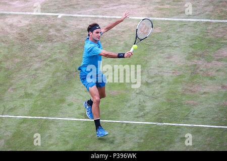 Stuttgart, Deutschland. 16 Juni, 2018. Stuttgart, 11. -17. Juni 2018: Mercedes Cup - Stuttgart - 2018 Roger Federer (SUI) vs Nick Kyrgios (AUS) // Roger Federer (SUI) handeln. Einzelnes Bild. Ausschneiden. | Verwendung der weltweiten Kredit: dpa/Alamy leben Nachrichten Stockfoto