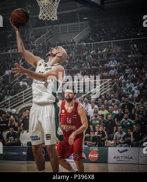 Athen, Griechenland. 17 Juni, 2018. Nick Calathes (L) von Panathinaikos Superfoods während der griechischen Basketball League Spiel zwischen Panathinaikos und Olympiakos Piräus BC. Credit: Ioannis Alexopoulos/SOPA Images/ZUMA Draht/Alamy leben Nachrichten Stockfoto