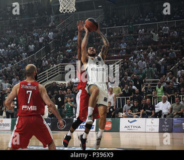 Athen, Griechenland. 17 Juni, 2018. Mike James (R) von Panathinaikos superfoods während der griechischen Basketball League Spiel zwischen Panathinaikos und Olympiakos Piräus BC. Credit: Ioannis Alexopoulos/SOPA Images/ZUMA Draht/Alamy leben Nachrichten Stockfoto