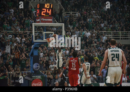 Athen, Griechenland. 17 Juni, 2018. Chris Singleton (L) von Panathinaikos während der griechischen Basketball League Spiel zwischen Panathinaikos und Olympiakos Piräus BC. Credit: Ioannis Alexopoulos/SOPA Images/ZUMA Draht/Alamy leben Nachrichten Stockfoto