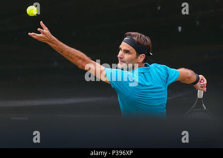 Stuttgart, Deutschland. 16 Juni, 2018. Stuttgart, 11. -17. Juni 2018: Mercedes Cup - Stuttgart - 2018 Roger Federer (SUI) vs Nick Kyrgios (AUS) // Roger Federer (SUI) handeln. Einzelnes Bild | Verwendung der weltweiten Kredit: dpa/Alamy leben Nachrichten Stockfoto