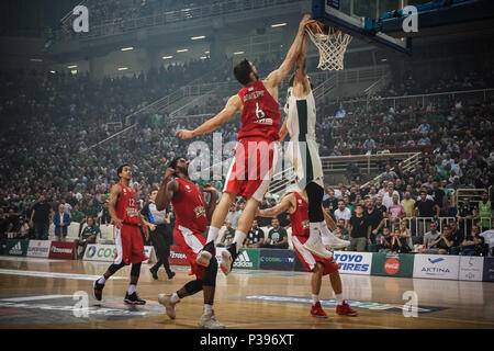 Athen, Griechenland. 17 Juni, 2018. Nikos Papas (R) von Panathinaikos während der griechischen Basketball League Spiel zwischen Panathinaikos und Olympiakos Piräus BC gesehen. Credit: Ioannis Alexopoulos/SOPA Images/ZUMA Draht/Alamy leben Nachrichten Stockfoto