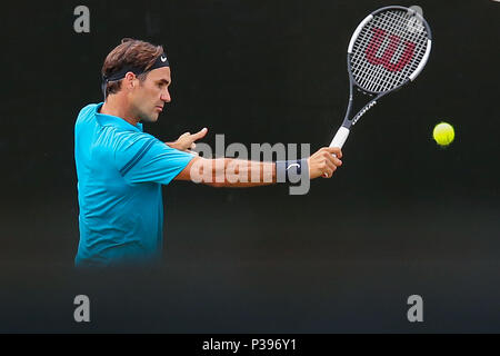 Stuttgart, Deutschland. 16 Juni, 2018. Stuttgart, 11. -17. Juni 2018: Mercedes Cup - Stuttgart - 2018 Roger Federer (SUI) vs Nick Kyrgios (AUS) // Roger Federer (SUI) handeln. Einzelnes Bild | Verwendung der weltweiten Kredit: dpa/Alamy leben Nachrichten Stockfoto