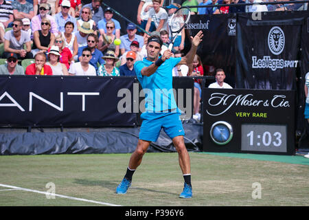 Stuttgart, Deutschland. 16 Juni, 2018. Stuttgart, 11. -17. Juni 2018: Mercedes Cup - Stuttgart - 2018 Roger Federer (SUI) vs Nick Kyrgios (AUS) // Roger Federer (SUI) handeln. Einzelnes Bild. Ausschneiden. | Verwendung der weltweiten Kredit: dpa/Alamy leben Nachrichten Stockfoto