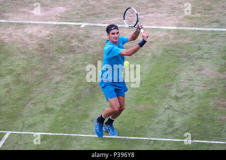 Stuttgart, Deutschland. 16 Juni, 2018. Stuttgart, 11. -17. Juni 2018: Mercedes Cup - Stuttgart - 2018 Roger Federer (SUI) vs Nick Kyrgios (AUS) // Roger Federer (SUI) handeln. Einzelnes Bild. Ausschneiden. | Verwendung der weltweiten Kredit: dpa/Alamy leben Nachrichten Stockfoto