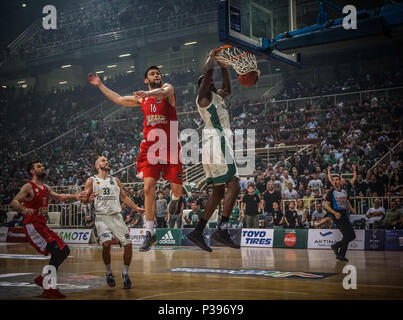 Athen, Griechenland. 17 Juni, 2018. Chris Singleton (R) von Panathinaikos während der griechischen Basketball League Spiel zwischen Panathinaikos und Olympiakos Piräus BC. Credit: Ioannis Alexopoulos/SOPA Images/ZUMA Draht/Alamy leben Nachrichten Stockfoto