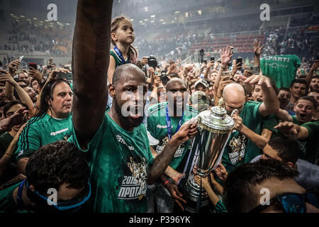 Athen, Griechenland. 17 Juni, 2018. James Gist von Panathinaikos superfoods und Förderer feiern die griechische Meisterschaft nach dem Gewinn des fünften und letzten Play-off-Spiel der griechischen Basketball League Finale gegen Olympiakos Piräus BC. Credit: Ioannis Alexopoulos/SOPA Images/ZUMA Draht/Alamy leben Nachrichten Stockfoto