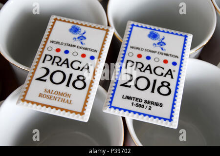 Most, Tschechien. 12 Juni, 2018. Porzellan Briefmarke "Praga 2018" wurde in 500 Stück für die spezialisierten Welt Stempel Ausstellung Praga 2018 und weitere 600 auf den Namen für Tschechische philatelistischen Union produziert. Auf dem Foto ist ein paar von diesen Stempel, die Porzellanmanufaktur in Most, Tschechien, am 12. Juni 2018 gesehen. Credit: Libor Zavoral/CTK Photo/Alamy leben Nachrichten Stockfoto